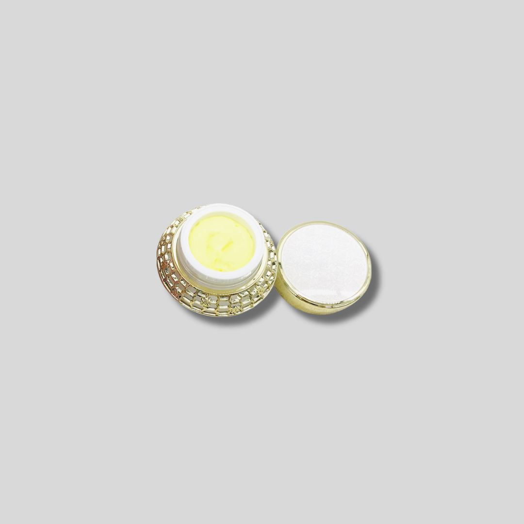 5DGluta Dark Knuckles Treatment Cream 50g formulated with Vitamin C and Collagen to reduce dark spots and nourish skin, leaving it soft and even-toned.